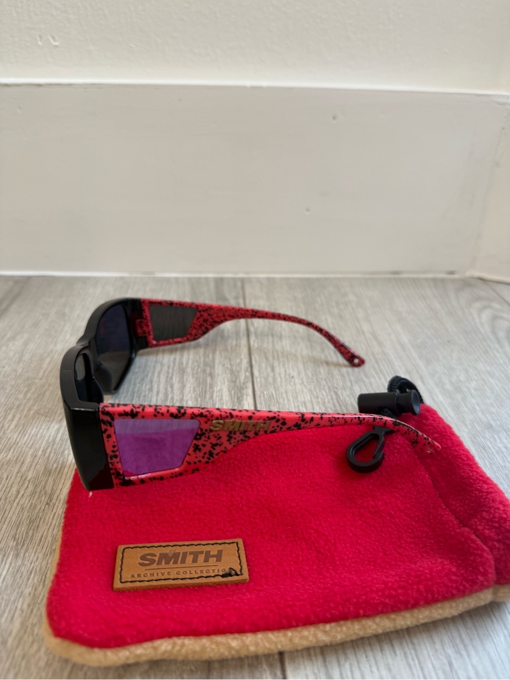 SMITH Monroe Peak Black Frame Sunglasses with Red Lenses and Red Pouch - Picture 3 of 10